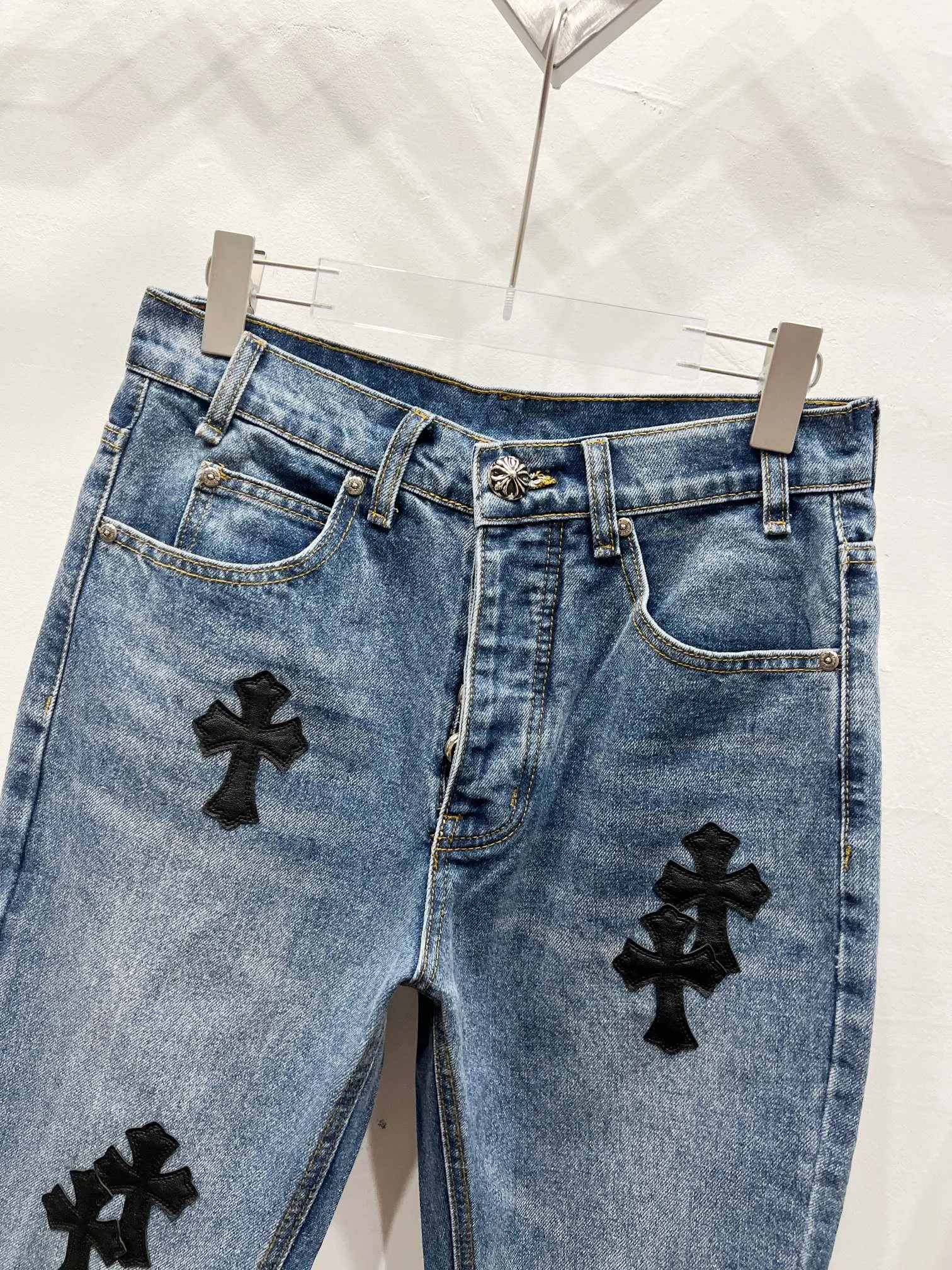 P260 Style No.: (c027) Chrome Hearts & Chrome Hearts Blue Bull Starry Sky Patchwork Leather Cross Jeans - Using starry sky theme patchwork leather elements, mostly presented in the shape of a cross. There is glitter on the surface of the leather, which is dazzling under the light. The unique design has simple and elegant details, exquisite workmanship, the entire trousers are neatly routed, and the details are in place! It’s so cool that both men and women can easily control the genderless trend!  Color: blue Size: S-M-L-XL-XXL
